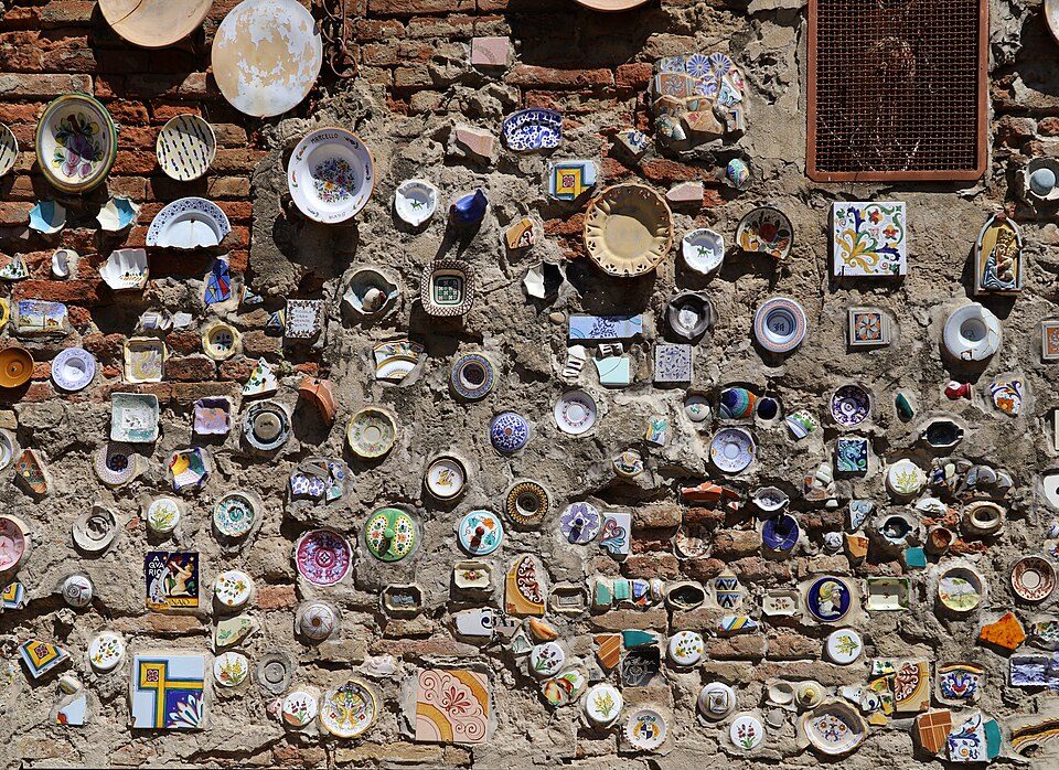 Wall covered in Deruta majolica plates and tiles